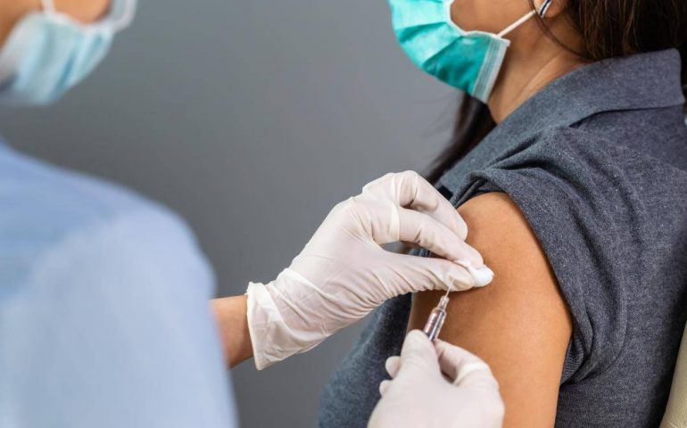 Nueva fase de vacunación en octubre COVID-19 e influenza juntas
