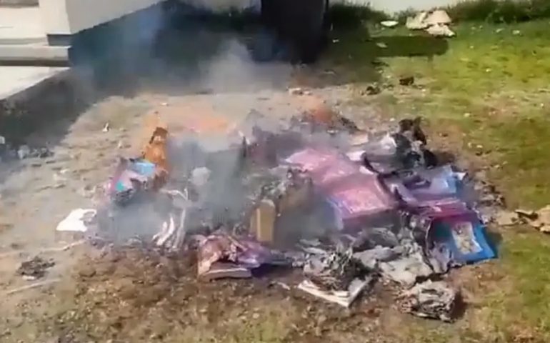 Familias mayas tzotziles queman libros de la SEP en Chiapas