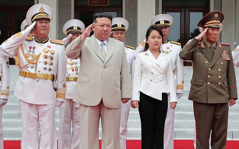 Kim Jong Un insta a fortalecer la marina ante peligro nuclear