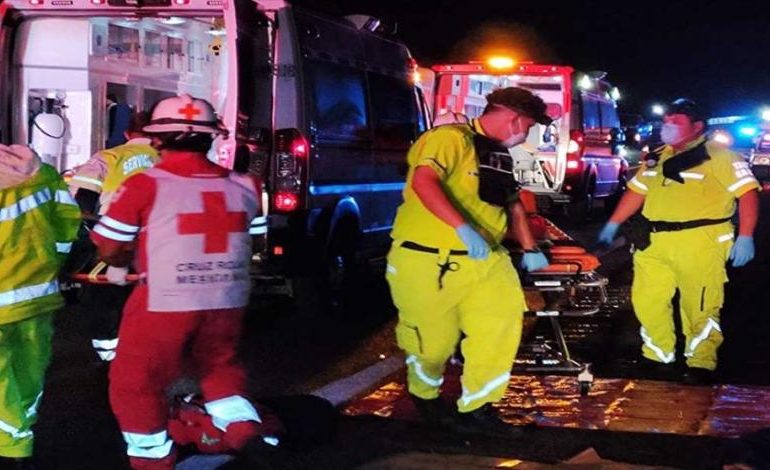 Choque en Oaxaca deja dos muertos y 20 heridos