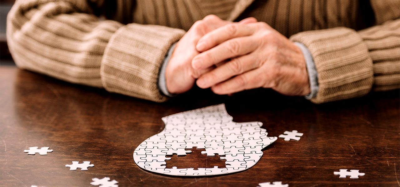 ¿Qué es lo primero que olvida la mente de una persona con alzhéimer?