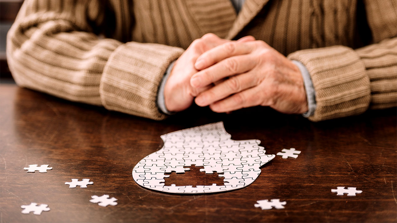 ¿Qué es lo primero que olvida la mente de una persona con alzhéimer?