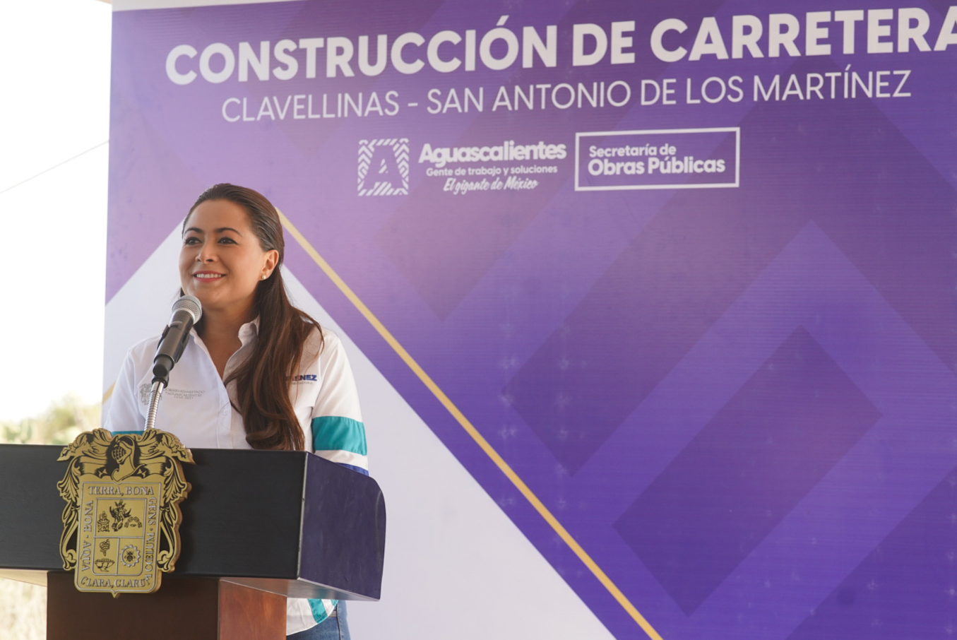 CON 20 MDP TERE JIMÉNEZ DIO INICIO A LA CARRETERA QUE CONECTARÁ LAS COMUNIDADES DE CLAVELLINAS Y SAN ANTONIO DE LOS MARTÍNEZ EN ASIENTOS