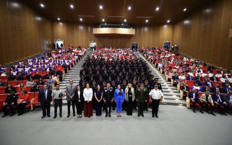 ENCABEZA TERE JIMÉNEZ GRADUACIÓN DE LA PRIMERA GENERACIÓN DE POLICÍAS DE LA UNPOL
