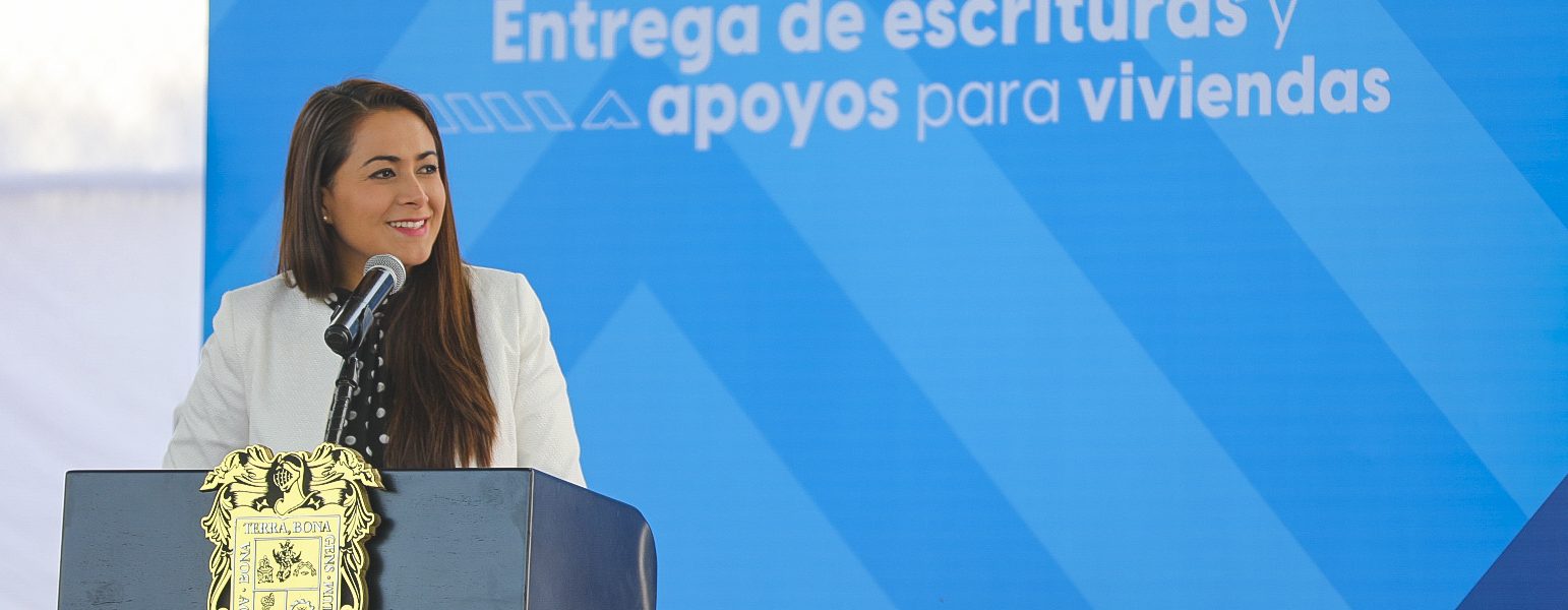 ENTREGA TERE JIMÉNEZ ESCRITURAS Y APOYOS PARA VIVIENDA