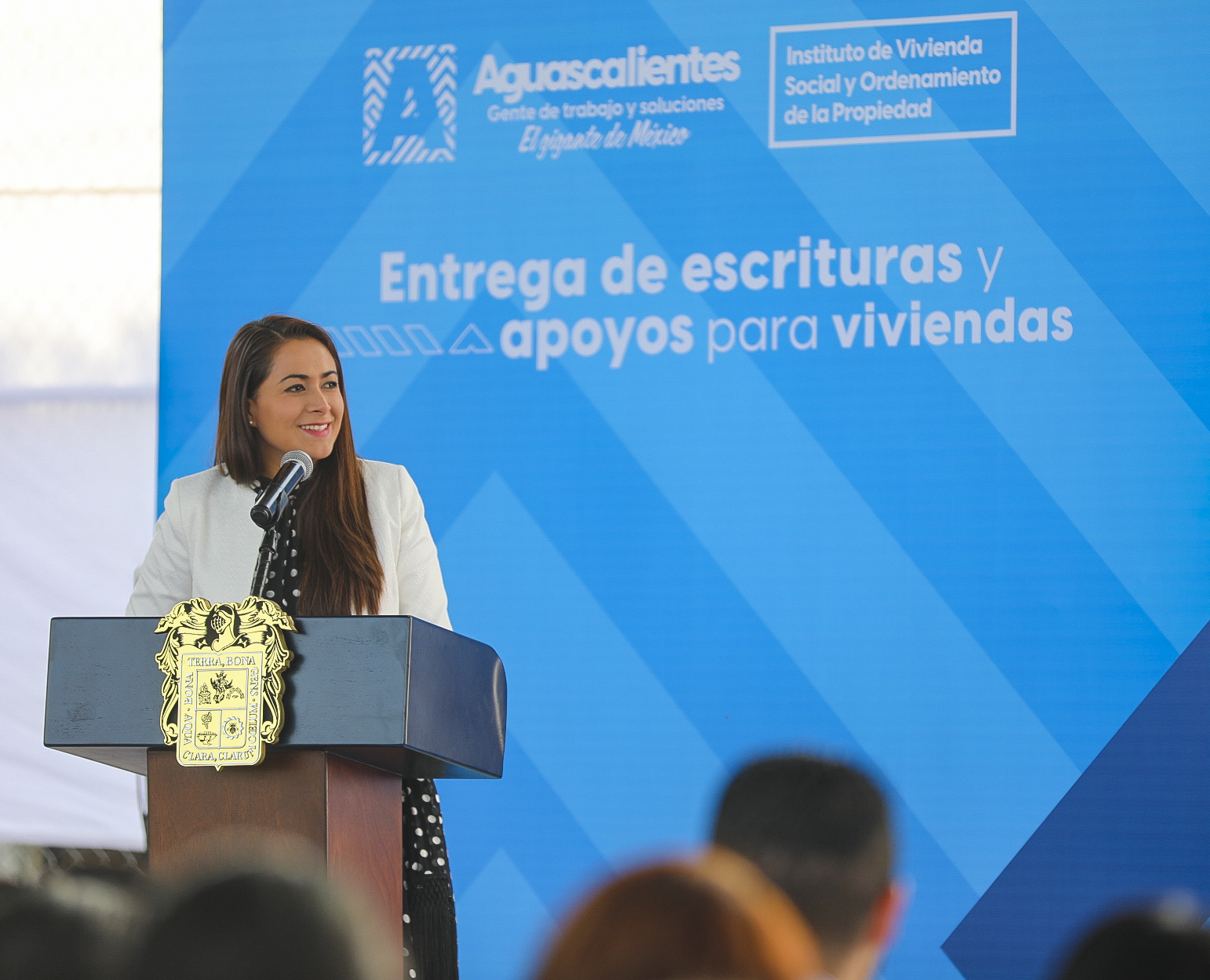 ENTREGA TERE JIMÉNEZ ESCRITURAS Y APOYOS PARA VIVIENDA