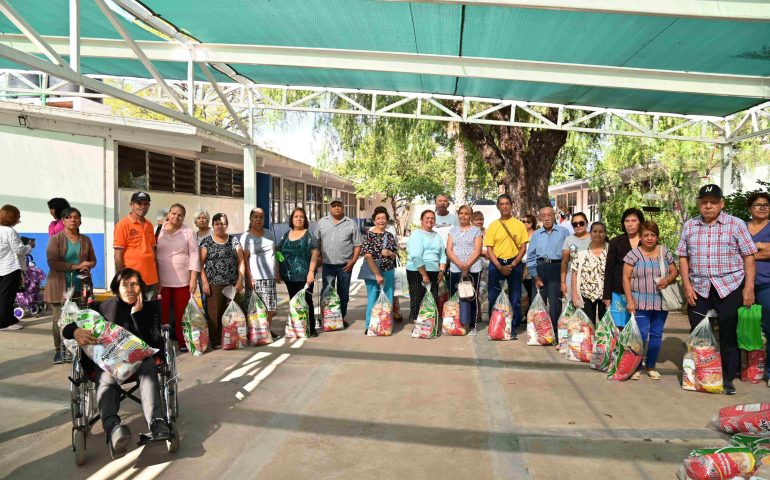 ENTREGA EL DIF MUNICIPAL APOYOS ALIMENTICIOS A POBLACIÓN EN SITUACIÓN VULNERABLE
