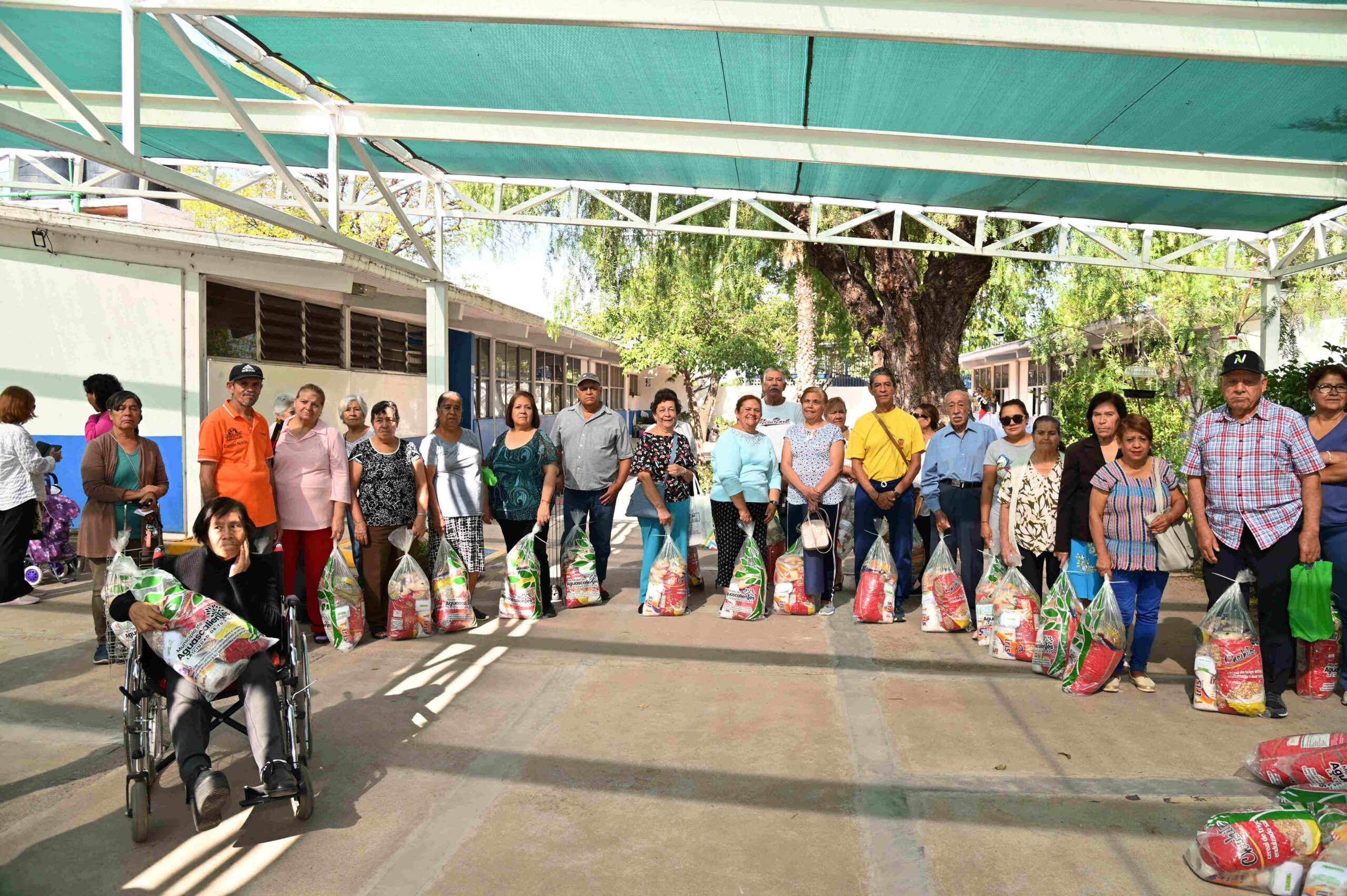ENTREGA EL DIF MUNICIPAL APOYOS ALIMENTICIOS A POBLACIÓN EN SITUACIÓN VULNERABLE