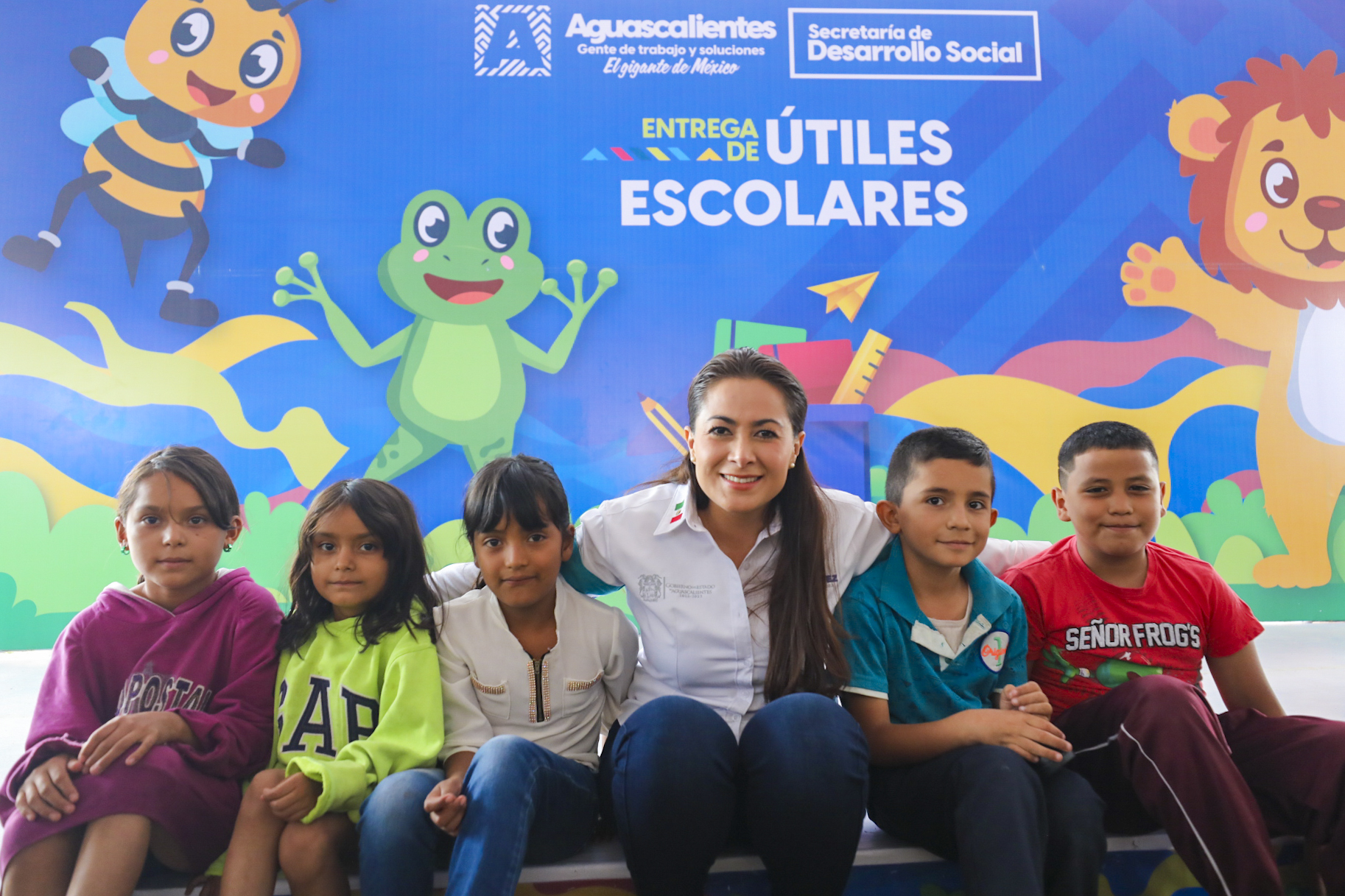 ESTUDIANTES DE LOMAS DEL CHAPULÍN RECIBIERON ÚTILES ESCOLARES, MOCHILAS, ZAPATOS Y TENIS, DE MANOS DE LA GOBERNADORA TERE JIMÉNEZ