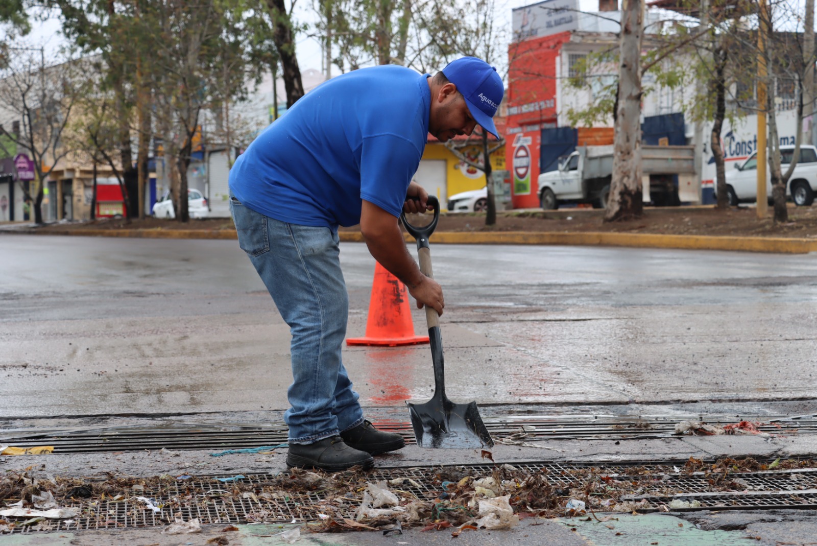 MANTIENE MUNICIPIO OPERATIVO DE LIMPIEZA DE CANALETAS Y CAIMANES