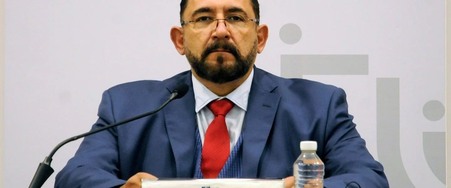 Ulises Lara López, obtiene título exprés en Derecho al día después de su nombramiento