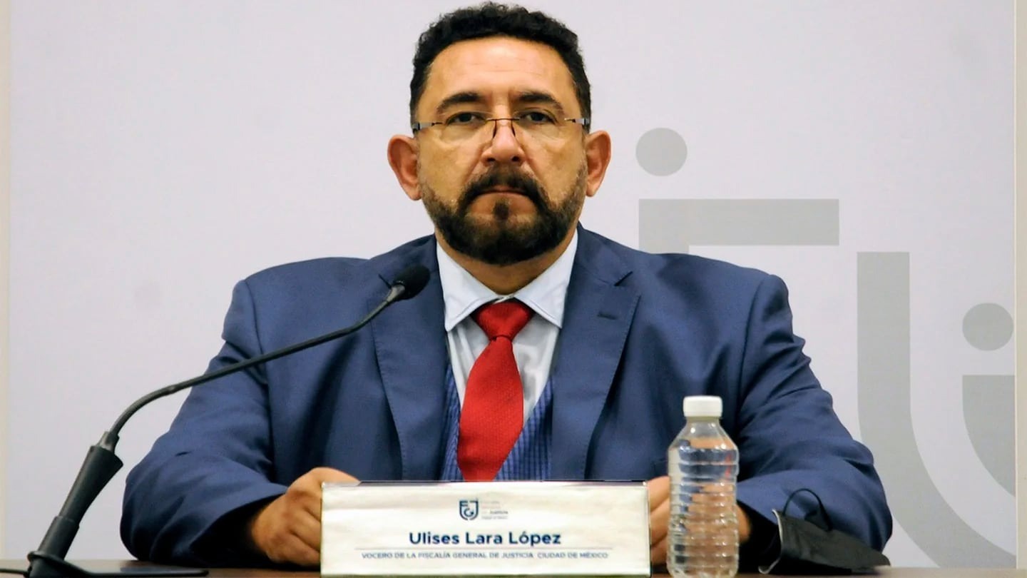Ulises Lara López, obtiene título exprés en Derecho al día después de su nombramiento