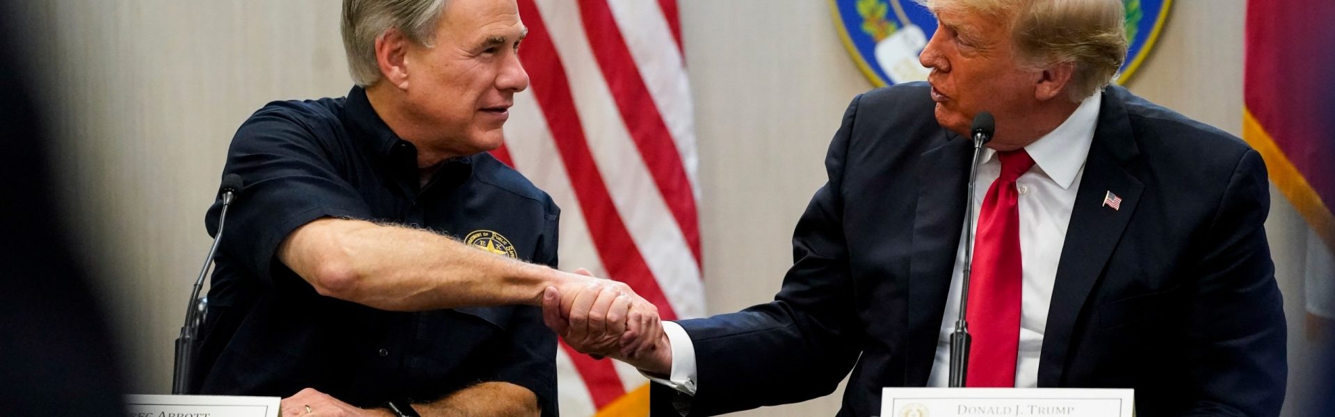 Aplaude Trump a Greg Abbott tras medidas contra migrantes en frontera de Texas