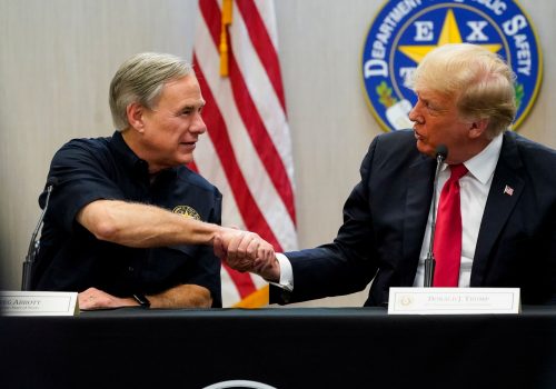 Aplaude Trump a Greg Abbott tras medidas contra migrantes en frontera de Texas