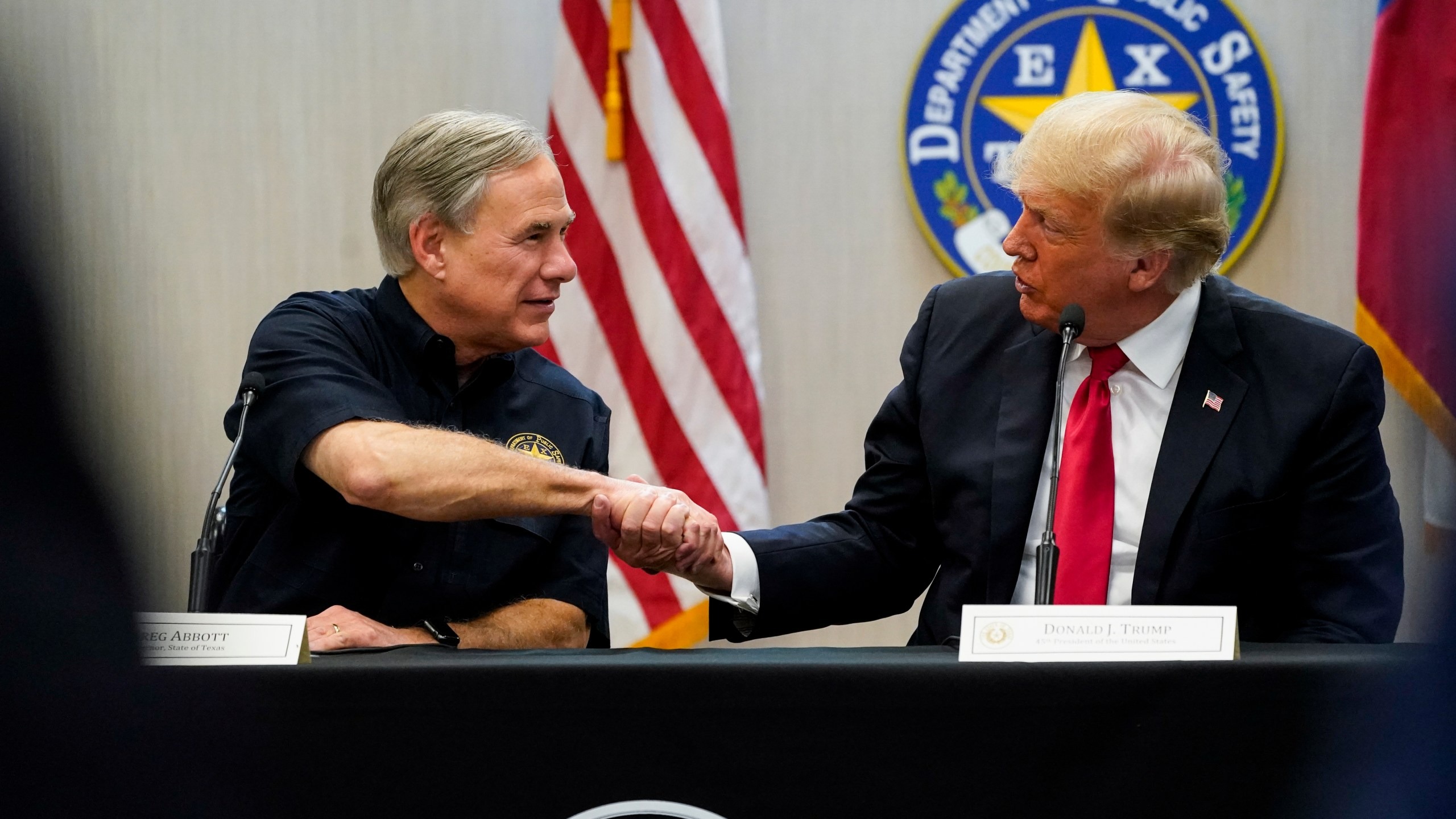 Aplaude Trump a Greg Abbott tras medidas contra migrantes en frontera de Texas