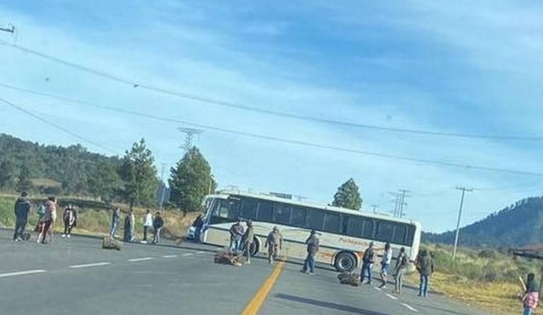 Consejo indigena cierra carreteras estatales de Morelia para exigir seguridad en sus comunidades