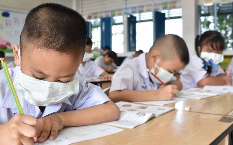 ¿En qué escuelas y estados regresa el uso del cubrebocas?