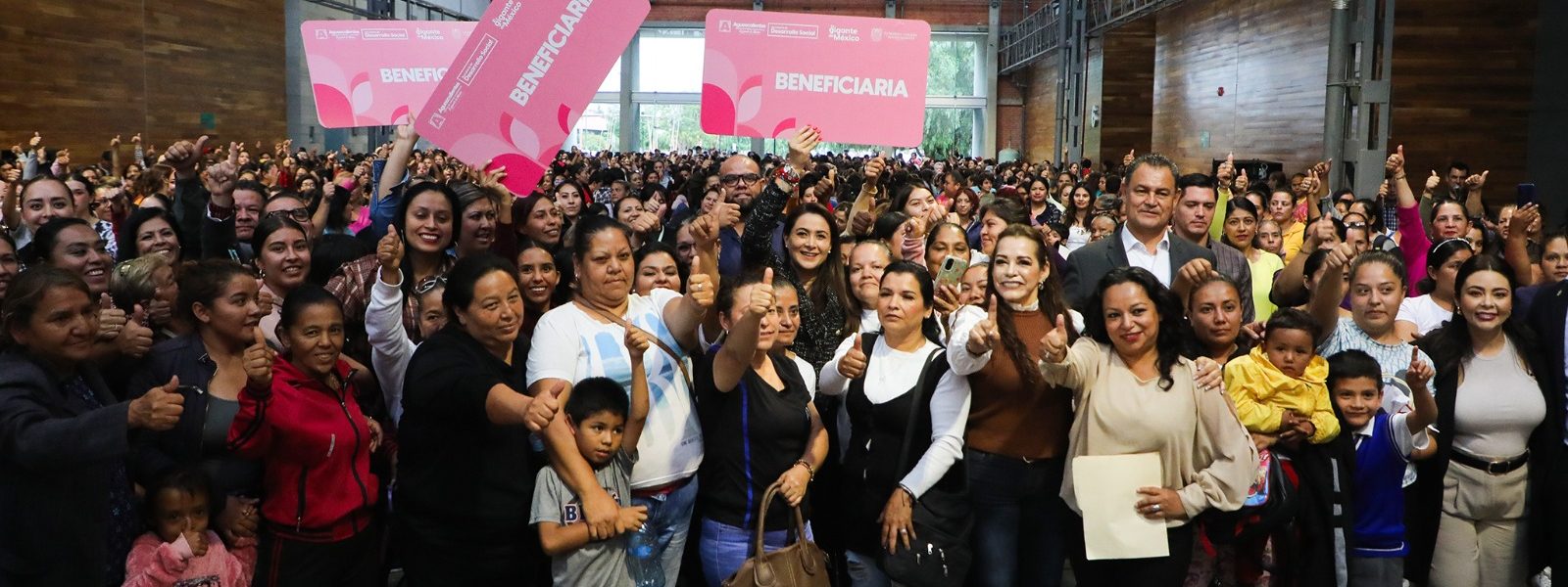 LANZA TERE JIMÉNEZ TARJETA ROSA EN APOYO A MUJERES QUE TRABAJAN POR SUS COMUNIDADES
