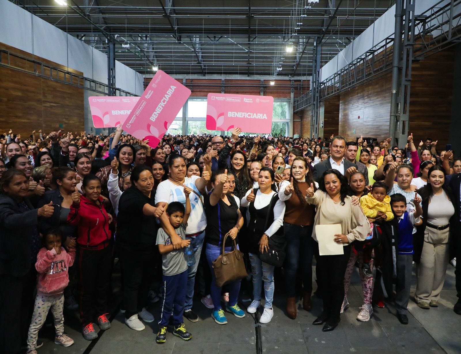 LANZA TERE JIMÉNEZ TARJETA ROSA EN APOYO A MUJERES QUE TRABAJAN POR SUS COMUNIDADES