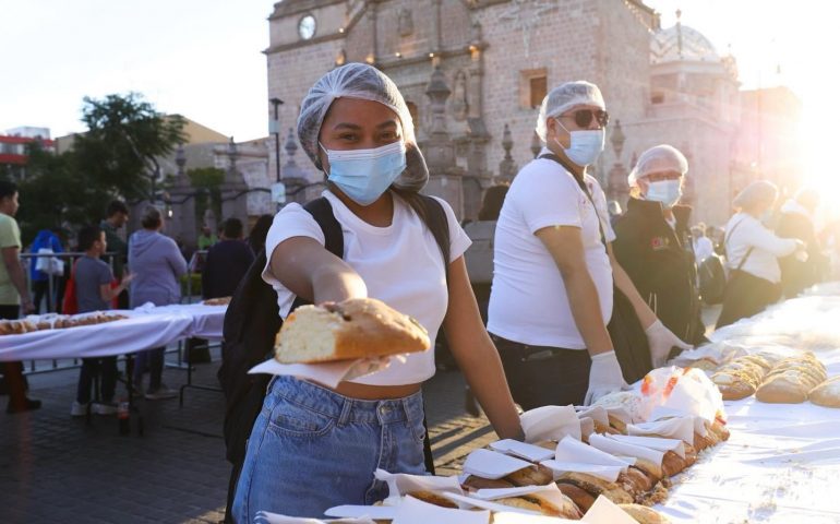 COMPARTE TERE JIMÉNEZ ROSCA DE REYES GIGANTE CON LAS FAMILIAS DE AGUASCALIENTES