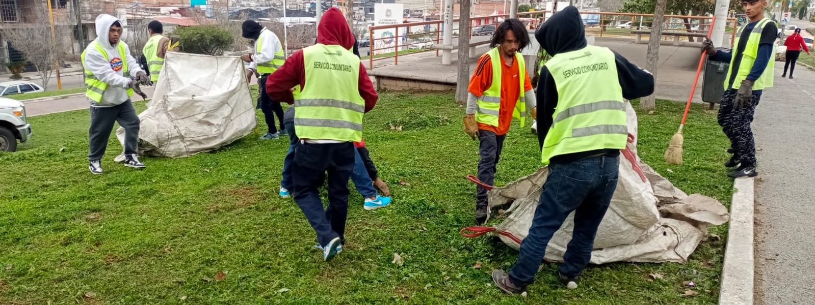 VOLUNTARIOS DE SERVICIO COMUNITARIO PARTICIPAN ACTIVAMENTE EN LA MEJORA DE ESPACIOS PÚBLICOS