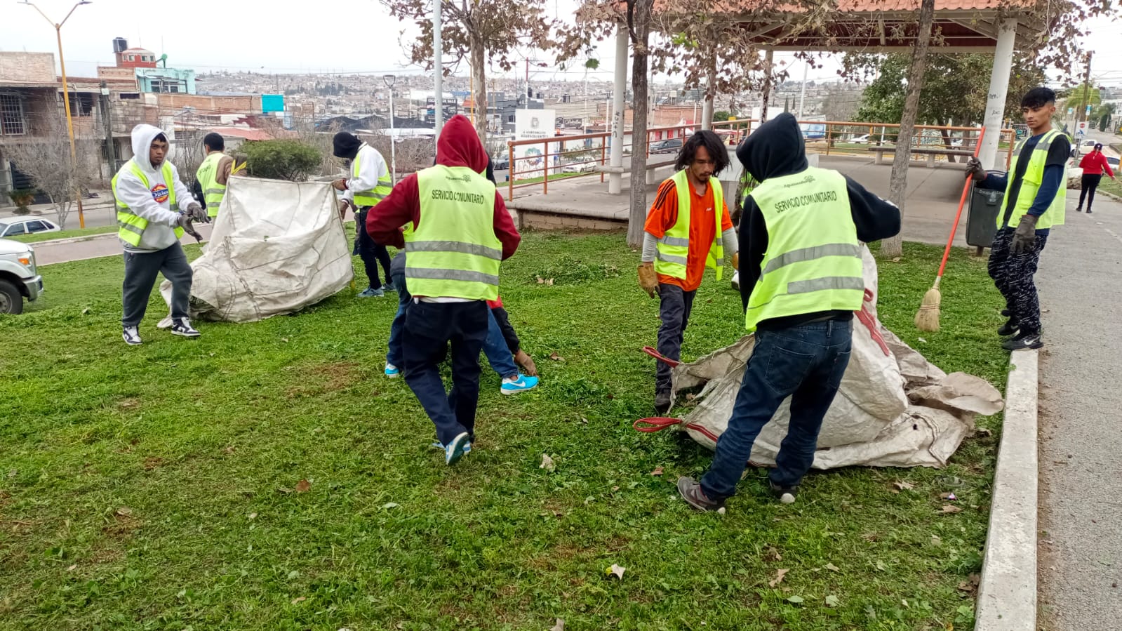 VOLUNTARIOS DE SERVICIO COMUNITARIO PARTICIPAN ACTIVAMENTE EN LA MEJORA DE ESPACIOS PÚBLICOS