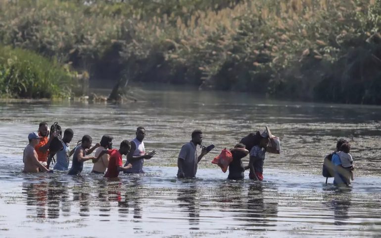 Muerte de migrantes en el Rio Bravo agudiza las tensiones entre Abbott y Biden