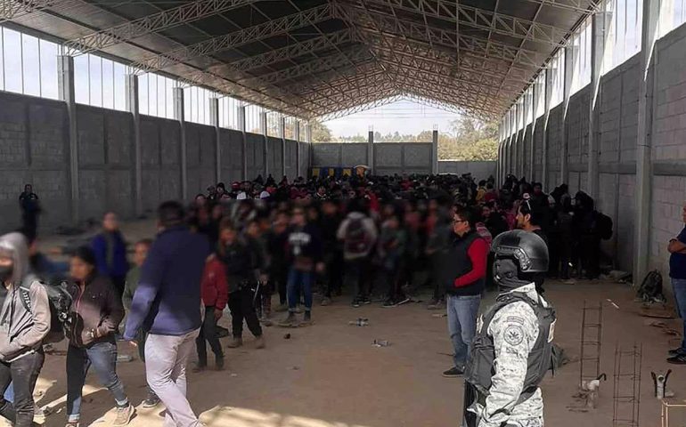 Encuentran a 726 migrantes hacinados en una bodega en Tlaxcala