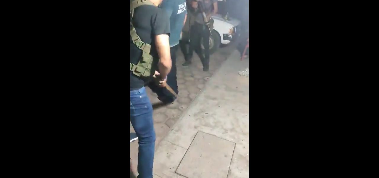 Video; Sicario Golpea a Policía