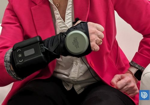 Crean guantes que frenan los temblores causados por el Parkinson