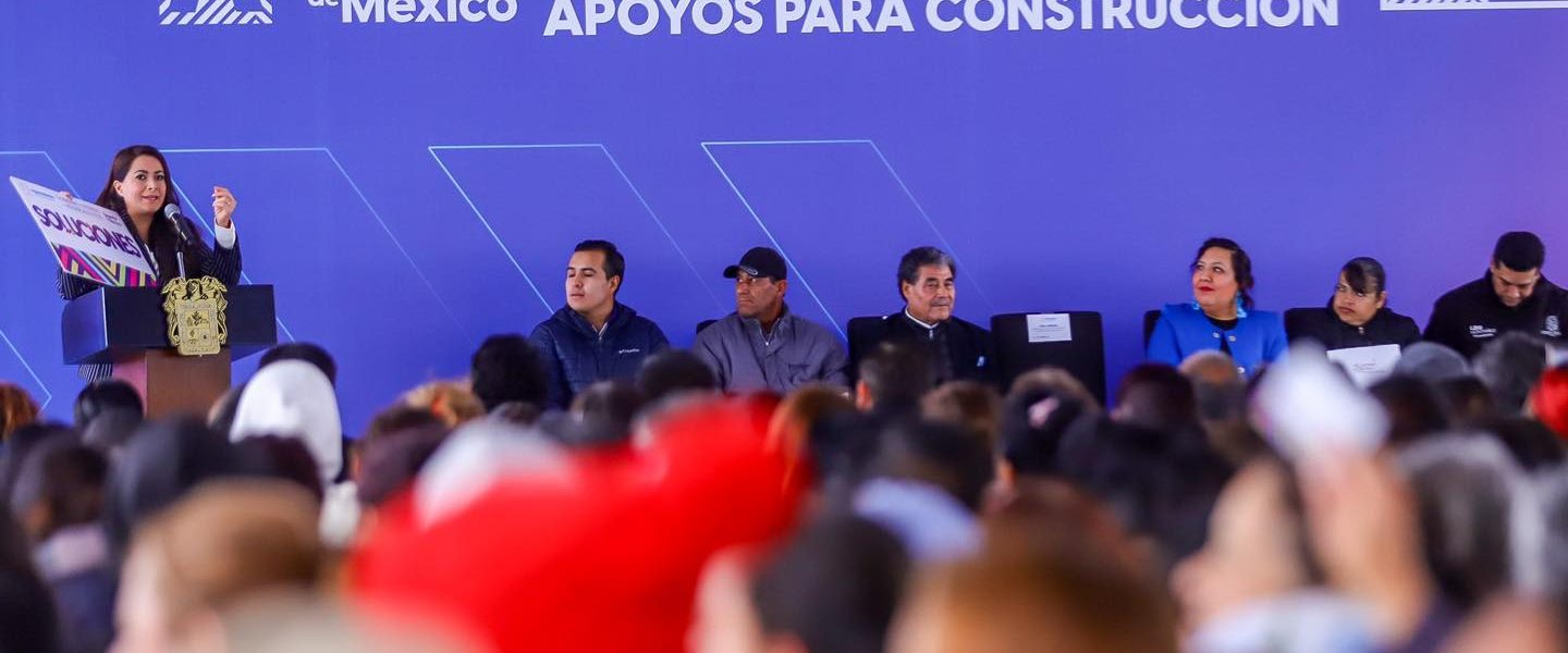 ENTREGA TERE JIMÉNEZ ESCRITURAS Y APOYOS PARA LA CONSTRUCCIÓN