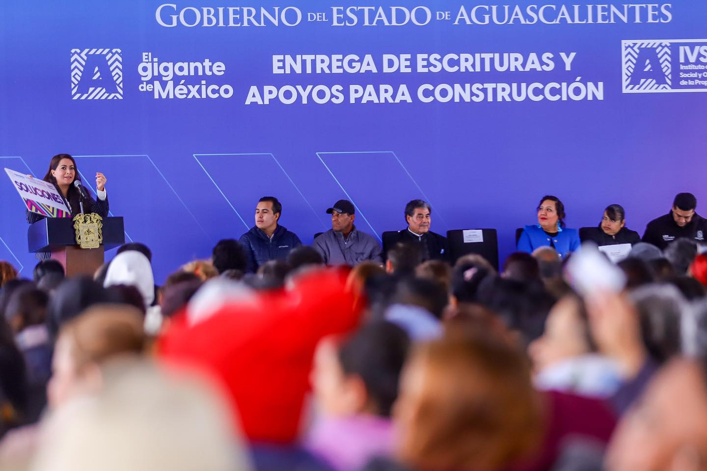 ENTREGA TERE JIMÉNEZ ESCRITURAS Y APOYOS PARA LA CONSTRUCCIÓN