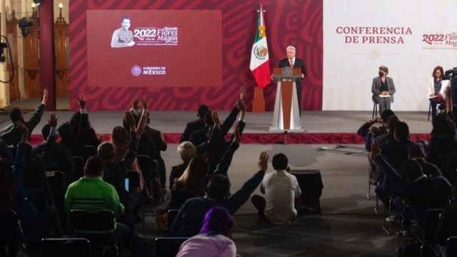Hackeo hacia periodistas es un «asunto político», asevera AMLO