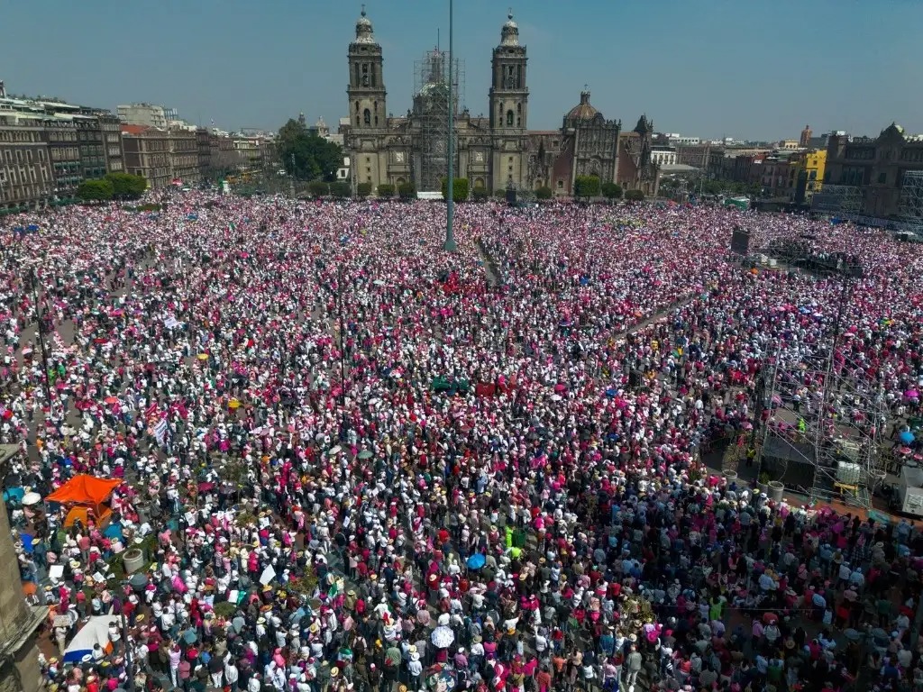 “Se disfrazan de demócratas» Critica a AMLO a los participantes de la marcha por la Democracia