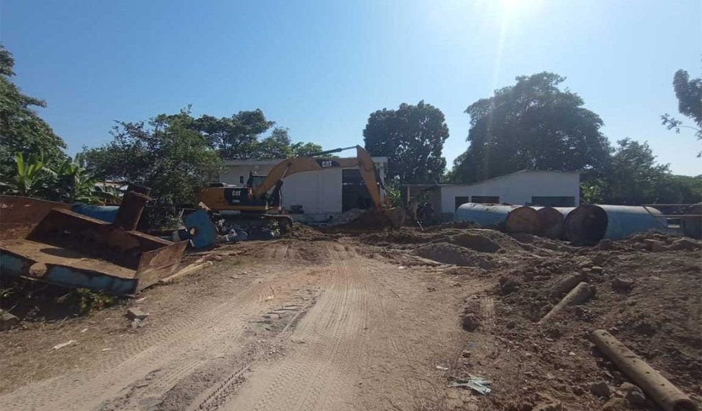 Rezago, retrasos y desobediencia, amigos de Andy incumplen obra inaugurada de AMLO