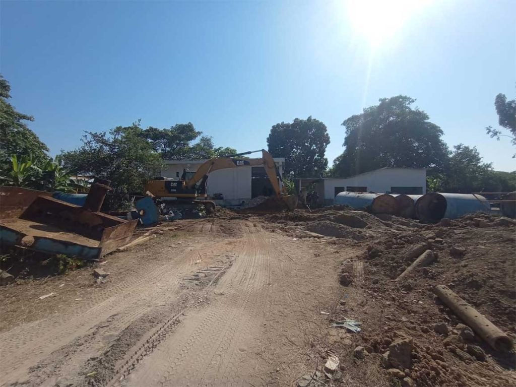 Rezago, retrasos y desobediencia, amigos de Andy incumplen obra inaugurada de AMLO