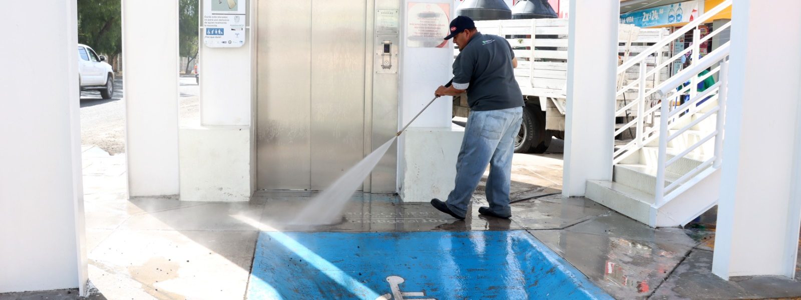 REFUERZA MUNICIPIO OPERATIVO DE LAVADO EN PUENTES PEATONALES
