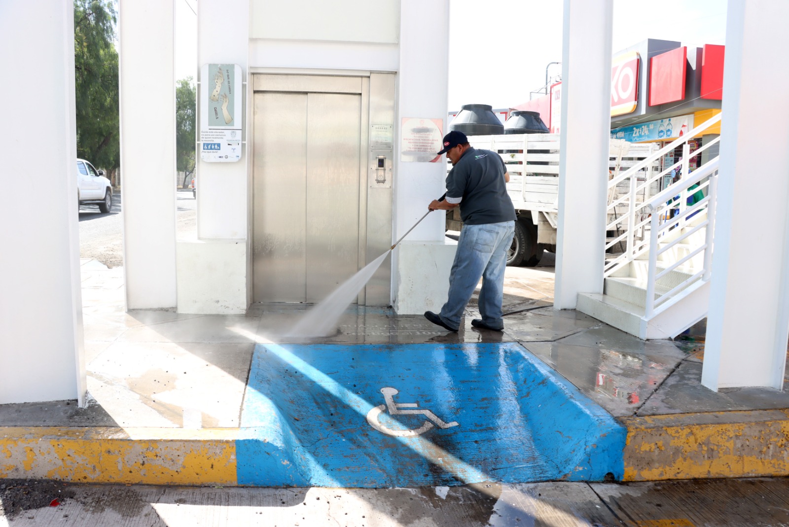 REFUERZA MUNICIPIO OPERATIVO DE LAVADO EN PUENTES PEATONALES