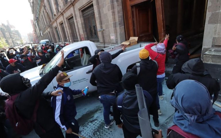 Grupo de normalistas derriban la puerta del Palacio Nacional