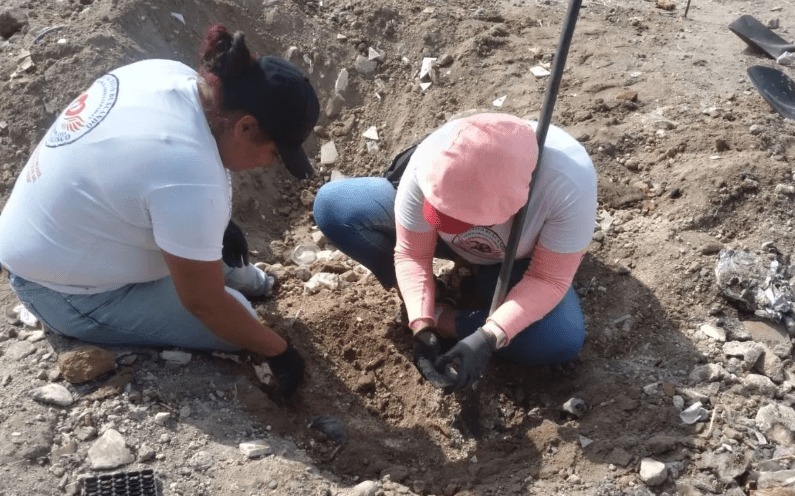 Entre amenazas a inseguridad, buscadoras encuentran una veintena de bolsas con cadáveres en Jalisco