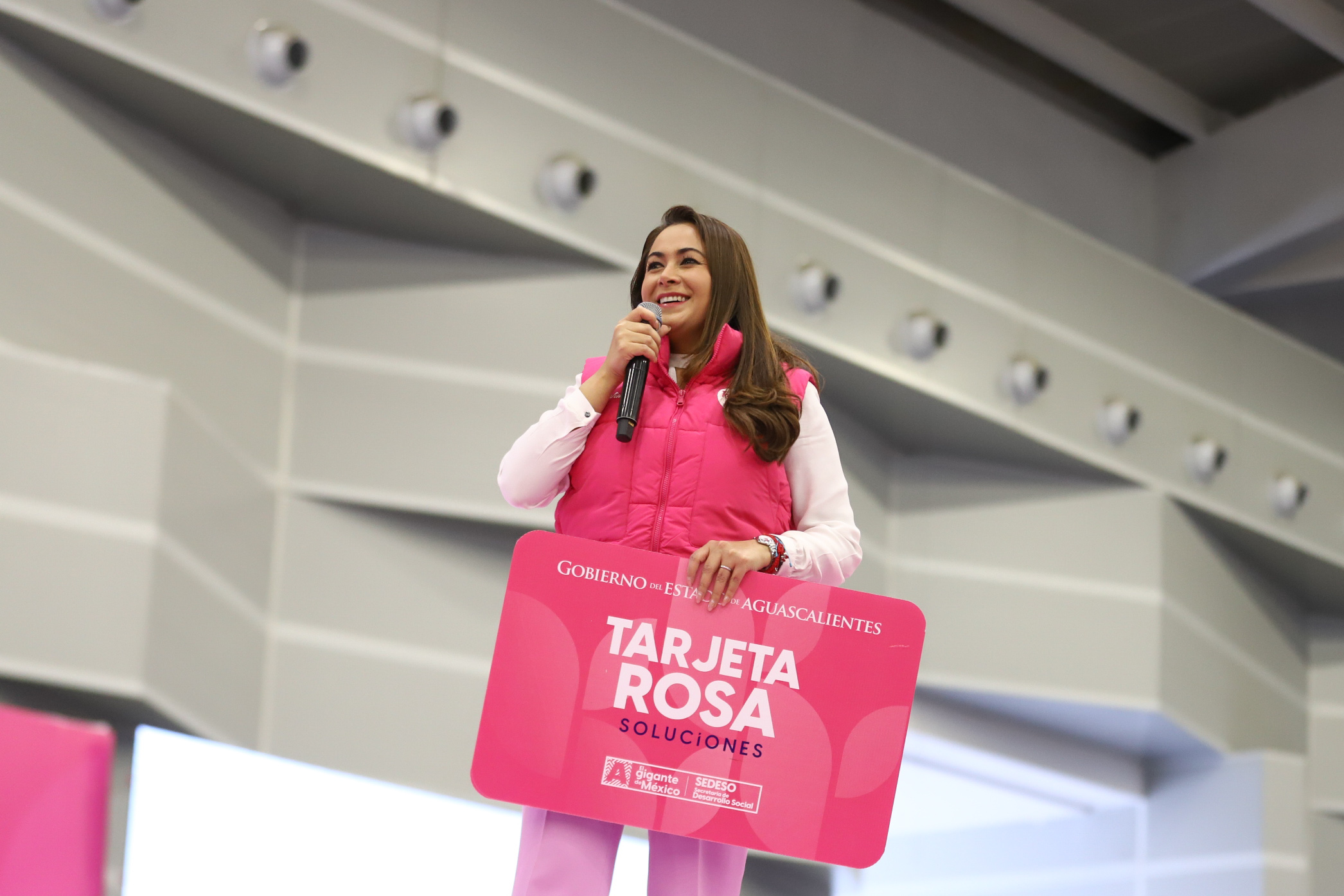 ENTREGA TERE JIMÉNEZ 2,600 TARJETAS ROSAS A MUJERES QUE TRABAJAN EN EL DESARROLLO DE SU COMUNIDAD