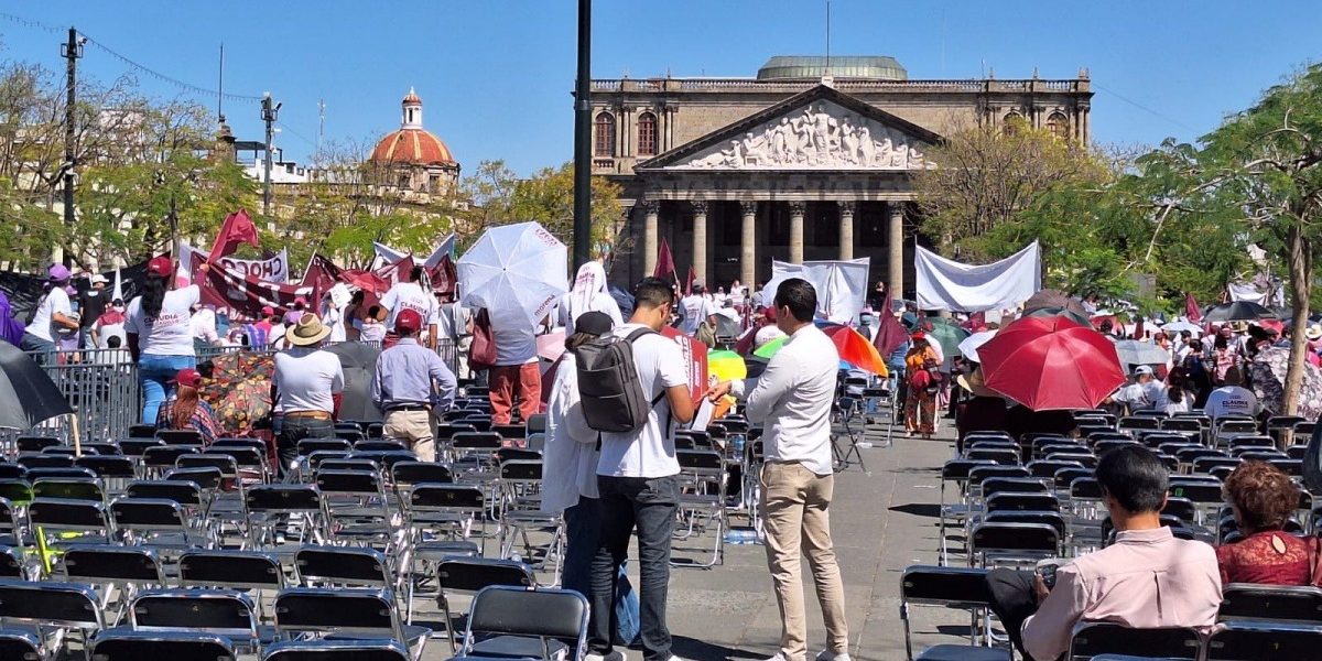 Abandonan mitin de Sheinbaum en pleno discurso tras que los hiciera esperar tres horas bajo el sol