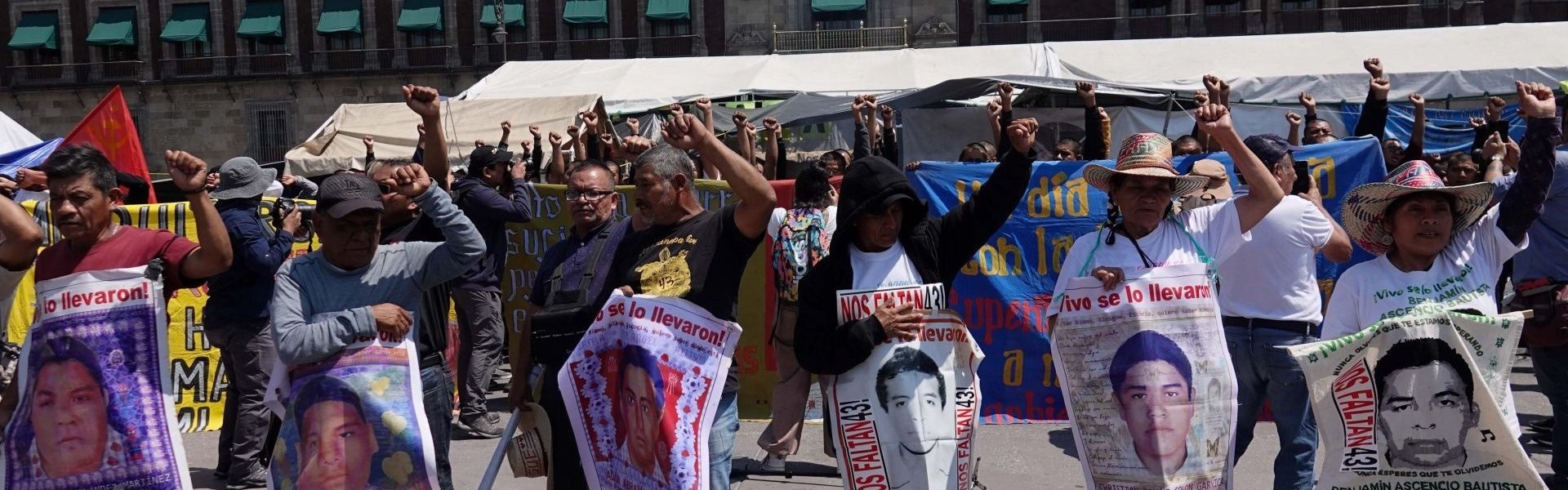 Padres de los 43 rechazan que AMLO los reciba sin abogado