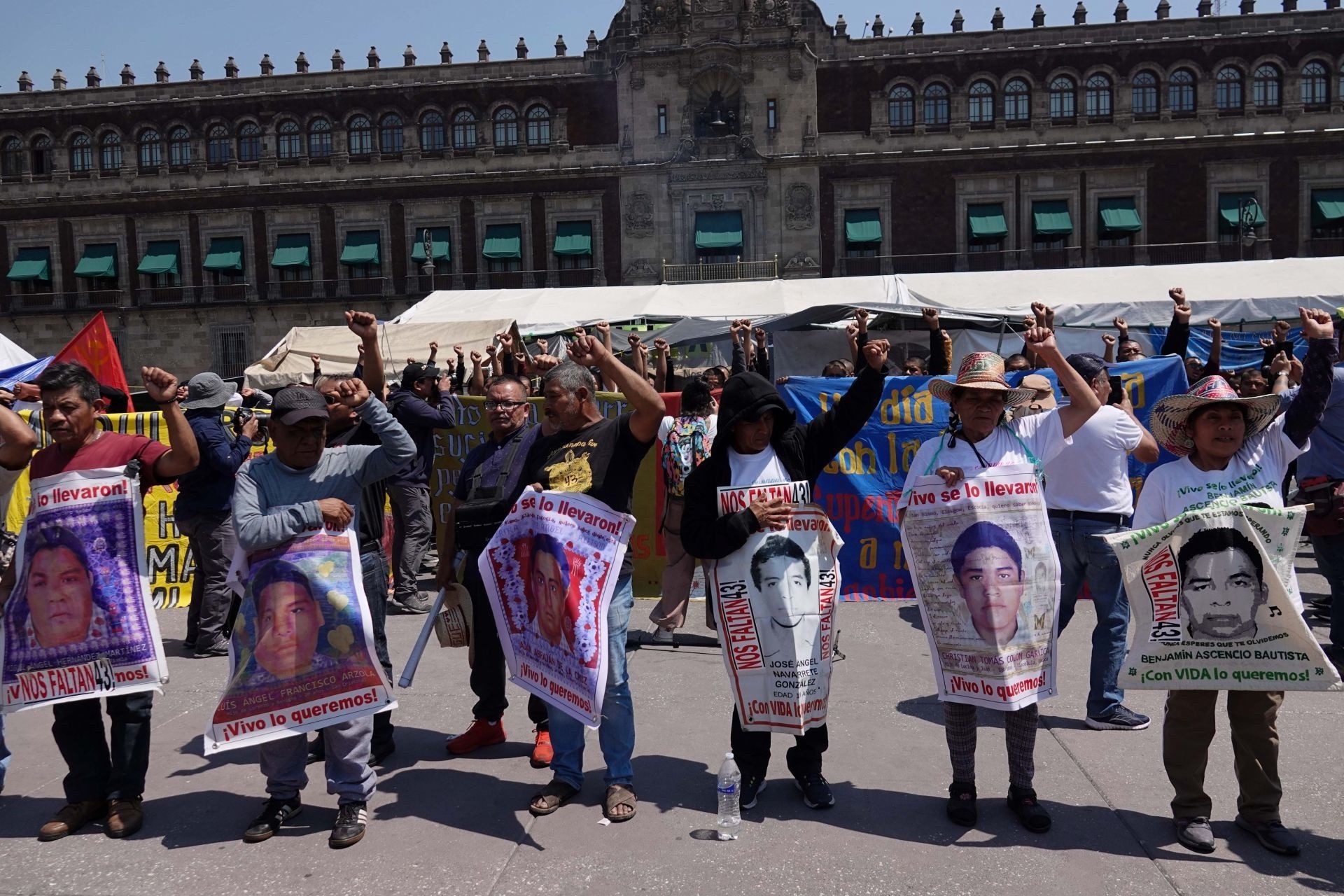 Padres de los 43 rechazan que AMLO los reciba sin abogado