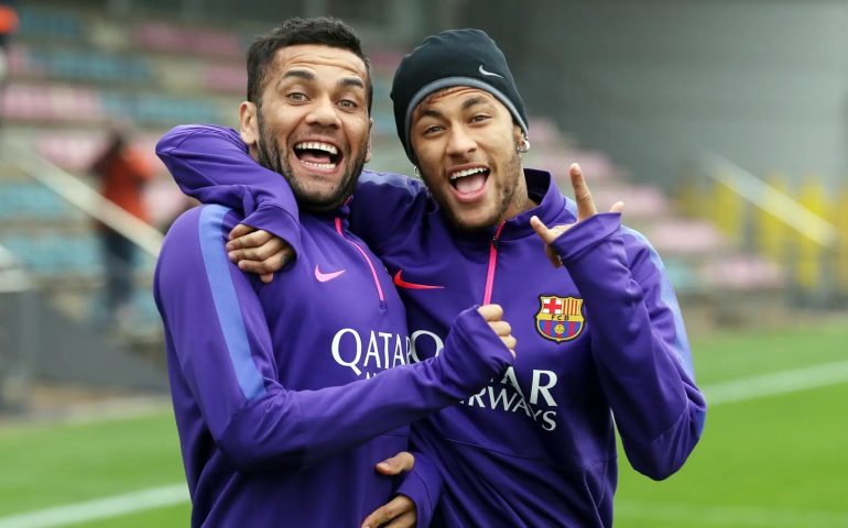 Papá de Neymar pagará la fianza de Dani Alves