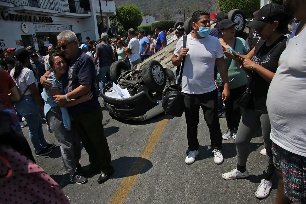 Ciudadanos hacen justicia por su propia mano y matan a mujer tras secuestro de una niña