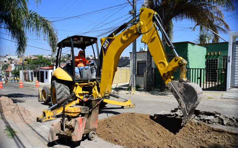 AVISO VIAL: CIERRE PARCIAL DE LA AV. JUAN JOSÉ ARREOLA, EN LOMAS DE ORIENTE, POR CONSTRUCCIÓN DE SOBRECARPETA ASFÁLTICA