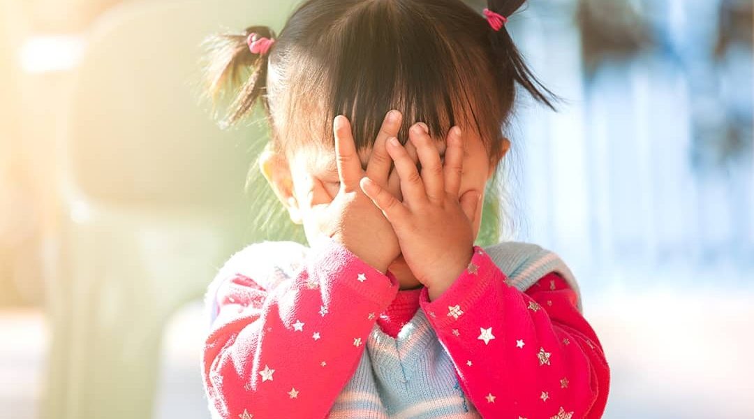 Los errores que los padres cometen con un niño tímido