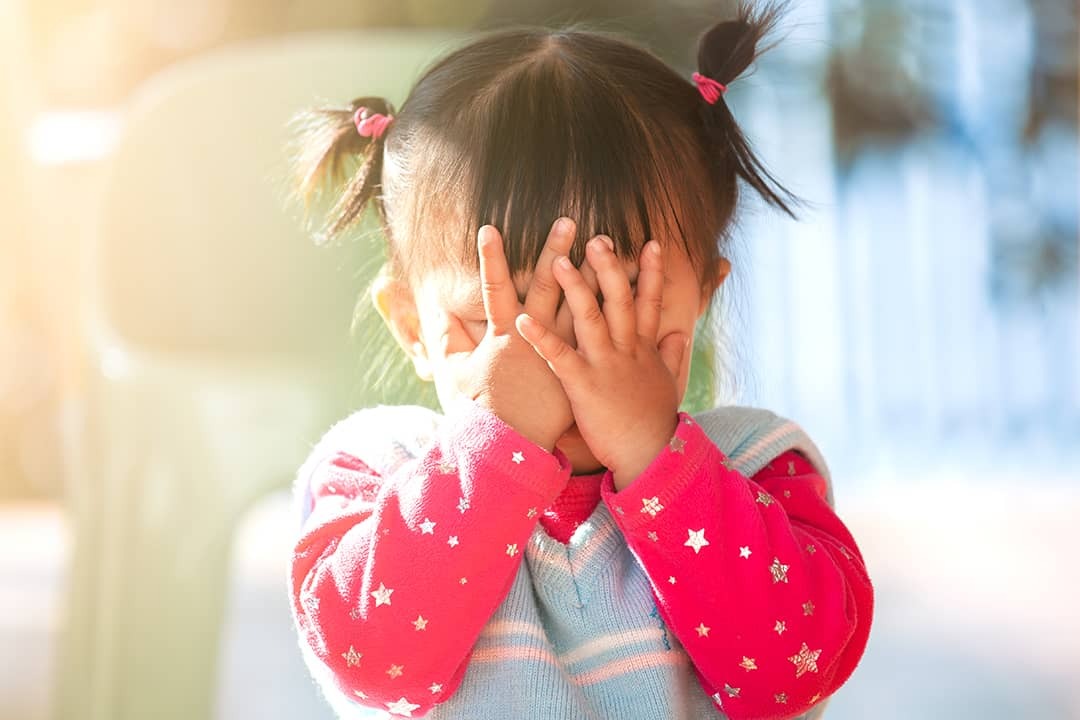 Los errores que los padres cometen con un niño tímido