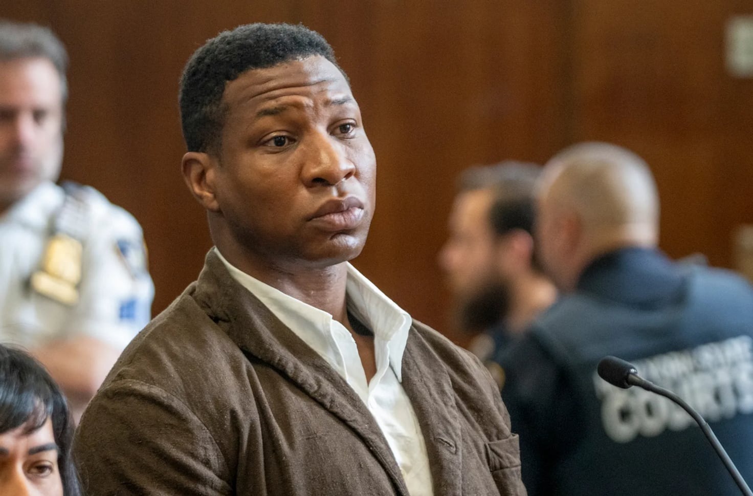 Jonathan Majors, recibe sentencia tras acoso y agresión contra su ex pareja